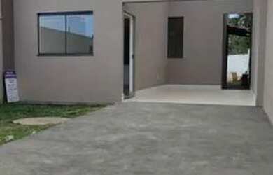 Imagem: A casa possui 2 Dormitórios, 1 Banheiro, 2 Vagas na garagem