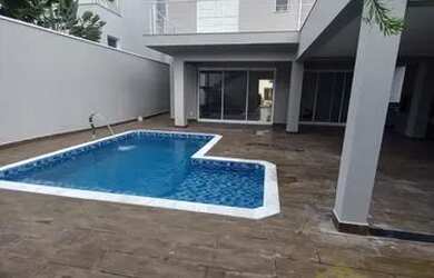 Imagem: A casa em condomínio possui 4 Dormitórios, 5 Banheiros, 4