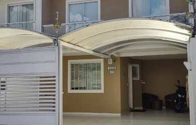 Imagem: A casa possui 3 Dormitórios, 3 Banheiros, 3 Vagas na garagem