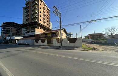 Imagem: O depósito possui 3 Vagas na garagem, 183m² de Área e está