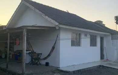 Imagem: A casa possui 2 Dormitórios, 1 Banheiro, 1 Vaga na garagem