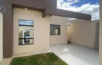 Imagem: A casa possui 3 Dormitórios, 2 Banheiros, 2 Vagas na garagem