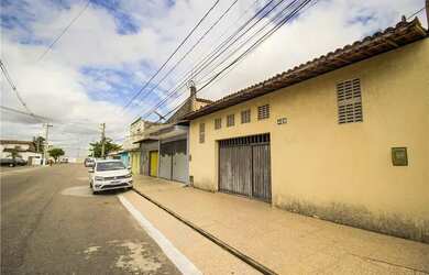 Imagem: A casa possui 5 Dormitórios, 4 Banheiros, 3 Vagas na garagem