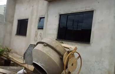 Imagem: A casa possui 3 Dormitórios, 2 Banheiros, 1 Vaga na garagem