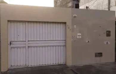 Imagem: A casa possui 2 Dormitórios, 1 Banheiro, 1 Vaga na garagem