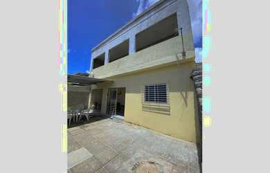 Imagem: A casa possui 4 Dormitórios, 3 Banheiros, 2 Vagas na garagem