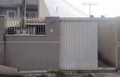 Imagem: A casa possui 2 Dormitórios, 1 Banheiro, 2 Vagas na garagem