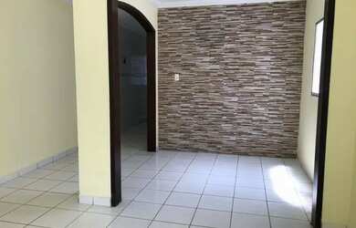 Imagem: A casa possui 3 Dormitórios, 2 Banheiros, 1 Vaga na garagem