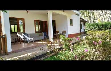 Imagem: A casa possui 4 Dormitórios, 5 Banheiros, 4 Vagas na garagem