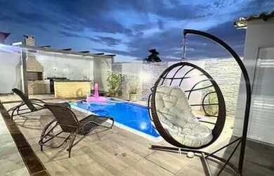 Imagem: A casa possui 3 Dormitórios, 3 Vagas na garagem e está localizado