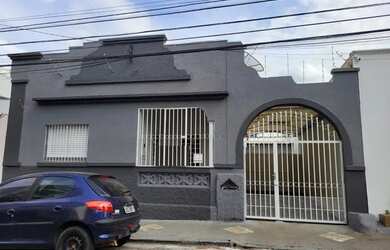 Imagem: A casa possui 5 Dormitórios, 3 Banheiros, 2 Vagas na garagem