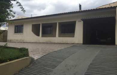 Imagem: A casa possui 3 Dormitórios, 3 Banheiros, 4 Vagas na garagem