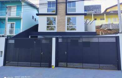 Imagem: A casa possui 3 Dormitórios, 3 Banheiros, 4 Vagas na garagem