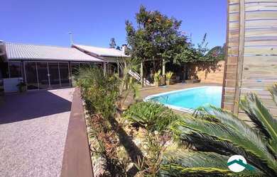 Imagem: A casa possui 4 Dormitórios, 3 Banheiros, 3 Vagas na garagem