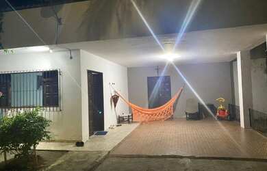 Imagem: A casa possui 4 Dormitórios, 3 Banheiros e 2 Vagas na garagem