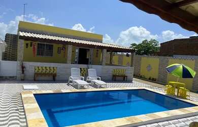 Imagem: A casa possui 3 Dormitórios, 2 Banheiros, 4 Vagas na garagem