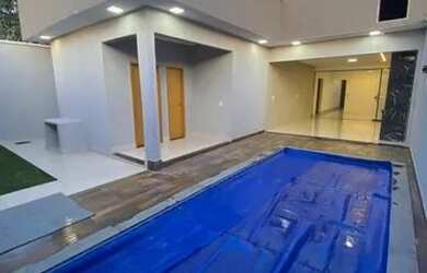 Imagem: A casa possui 3 Dormitórios, 3 Banheiros, 4 Vagas na garagem