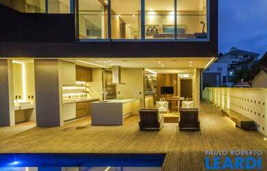 Imagem: A casa em condomínio possui 4 Dormitórios, 5 Banheiros, 4