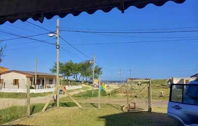 Imagem: A casa possui 2 Dormitórios, 1 Banheiro, 1 Vaga na garagem