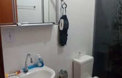 Imagem: A casa possui 3 Dormitórios, 2 Banheiros, 2 Vagas na garagem