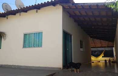 Imagem: A casa possui 3 Dormitórios, 2 Banheiros, 3 Vagas na garagem