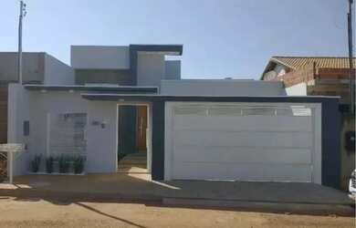 Imagem: A casa possui 3 Dormitórios, 1 Banheiro, 2 Vagas na garagem