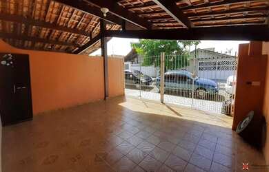 Imagem: A casa possui 2 Dormitórios, 2 Banheiros, 2 Vagas na garagem