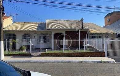 Imagem: A casa possui 5 Dormitórios, 5 Banheiros, 4 Vagas na garagem