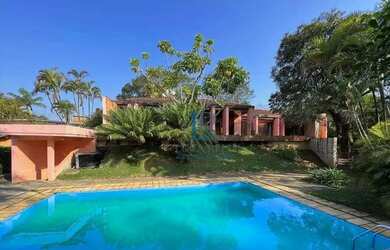 Imagem: A casa possui 4 Dormitórios, 4 Banheiros, 5 Vagas na garagem