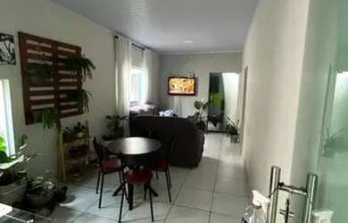 Imagem: A casa possui 2 Dormitórios, 2 Banheiros, 1 Vaga na garagem