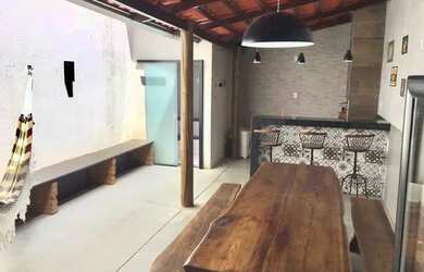 Imagem: A casa possui 2 Dormitórios, 3 Banheiros, 2 Vagas na garagem