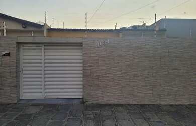 Imagem: A casa possui 3 Dormitórios, 3 Banheiros, 3 Vagas na garagem