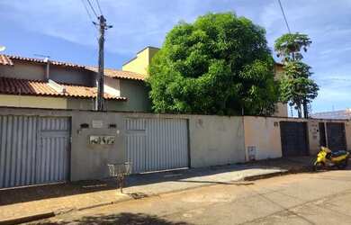 Imagem: A casa possui 2 Dormitórios, 2 Banheiros, 2 Vagas na garagem