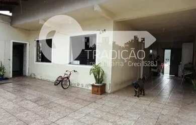 Imagem: A casa possui 3 Dormitórios, 2 Banheiros, 2 Vagas na garagem