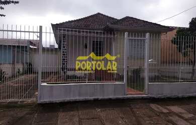 Imagem: A casa possui 4 Dormitórios, 1 Banheiro, 2 Vagas na garagem