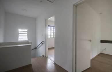 Imagem: O depósito possui 1 Vaga na garagem, 180m² de Área e está