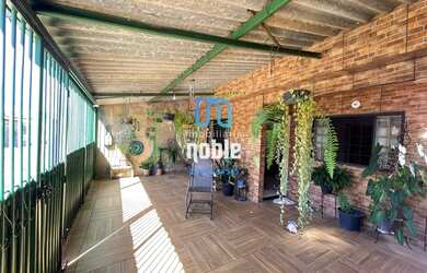 Imagem: A casa possui 3 Dormitórios, 2 Banheiros, 1 Vaga na garagem