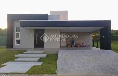 Imagem: A casa em condomínio possui 3 Dormitórios, 1 Banheiro, 1 Vaga