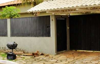 Imagem: A casa em condomínio possui 4 Dormitórios, 1 Banheiro, 2 Vagas