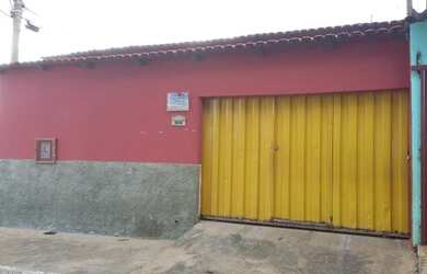 Imagem: A casa possui 3 Dormitórios, 2 Banheiros, 2 Vagas na garagem