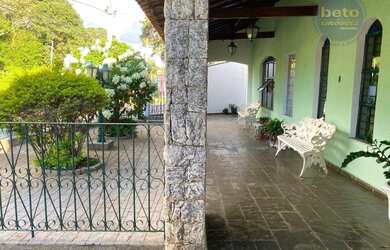 Imagem: A casa possui 3 Dormitórios, 3 Banheiros, 4 Vagas na garagem