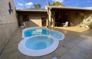 Imagem: A casa possui 2 Dormitórios, 3 Banheiros, 2 Vagas na garagem