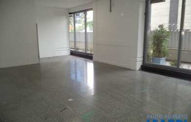 Imagem: O depósito possui 2 Vagas na garagem, 328m² de Área e está