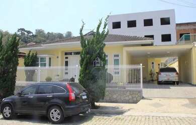 Imagem: A casa possui 4 Dormitórios, 4 Banheiros, 4 Vagas na garagem