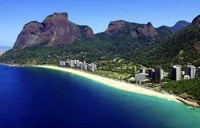 Imagem: A casa possui 5 Dormitórios, 5 Banheiros, 4 Vagas na garagem