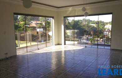 Imagem: A casa em condomínio possui 4 Dormitórios, 5 Banheiros, 4