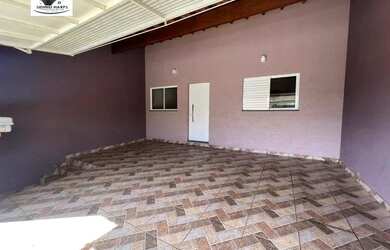 Imagem: A casa possui 3 Dormitórios, 2 Banheiros, 2 Vagas na garagem