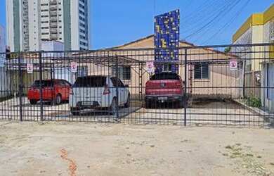 Imagem: A casa possui 3 Dormitórios, 1 Banheiro, 1 Vaga na garagem