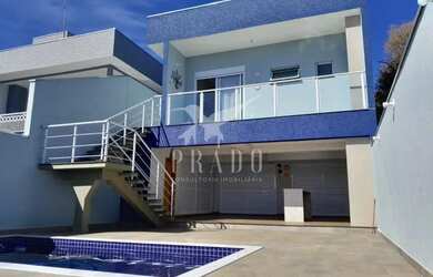 Imagem: A casa possui 3 Dormitórios, 3 Banheiros, 2 Vagas na garagem