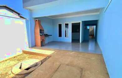 Imagem: A casa possui 3 Dormitórios, 2 Banheiros, 1 Vaga na garagem